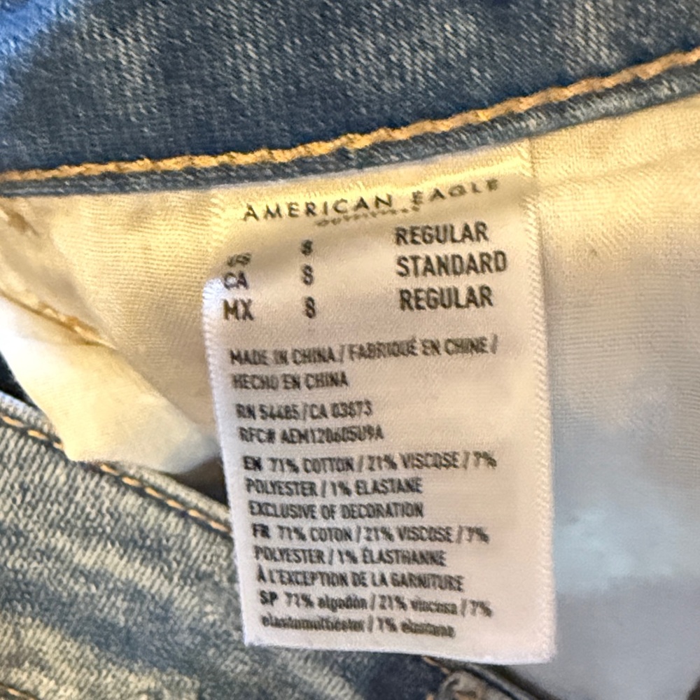 American Eagle Outfitters Light Blue Distressed Crop Jeans - Picture 4 of 5